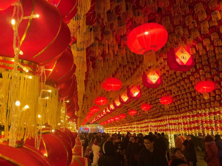 望千門如晝，嬉笑游冶